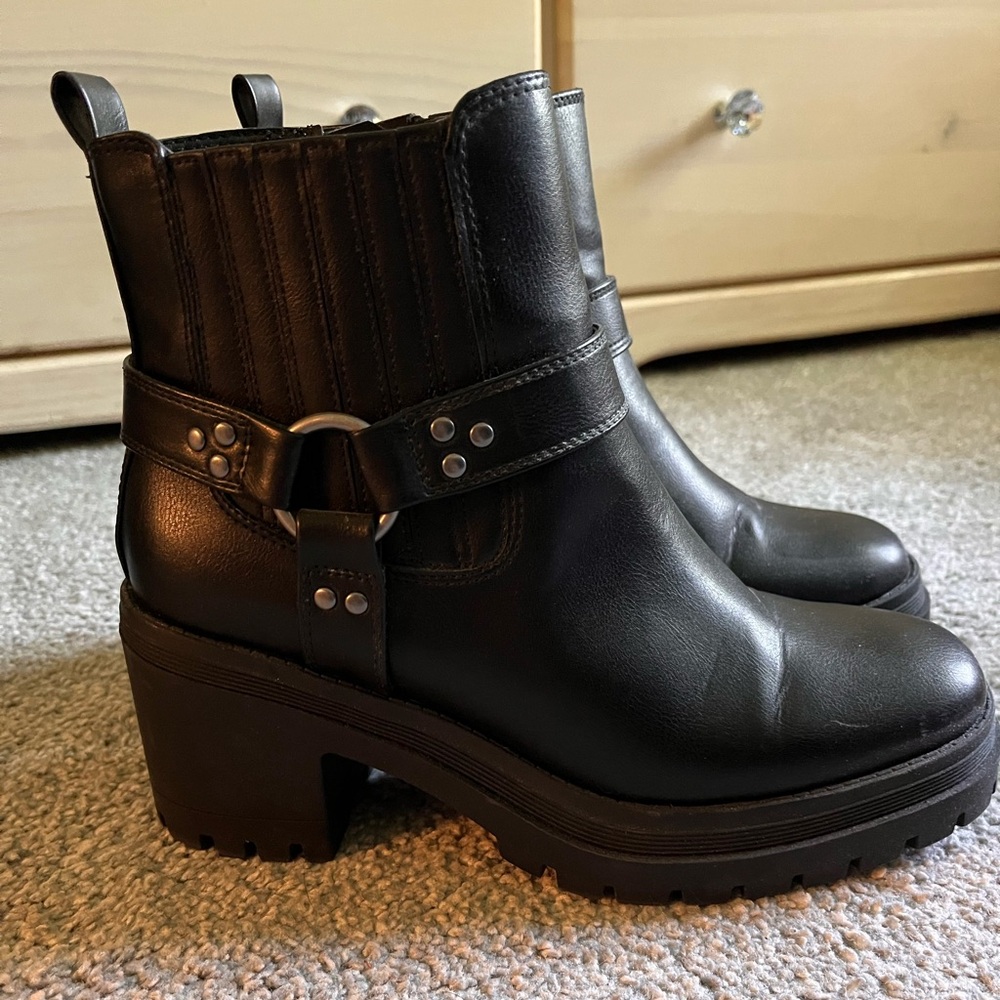Women’s rubber heel boots